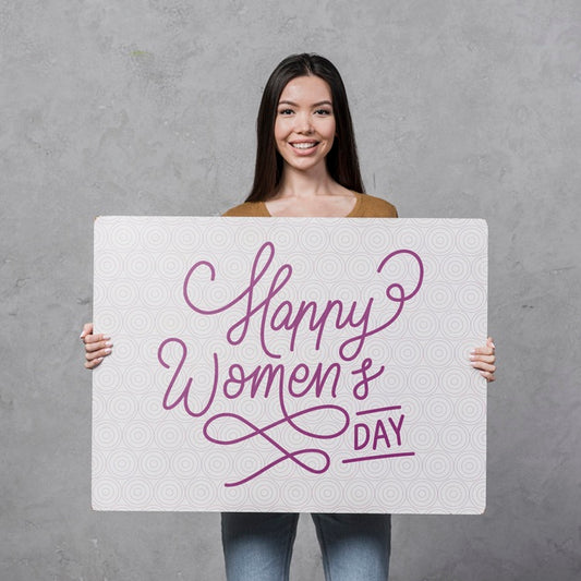 Free Woman With Wide Smile Holding A Placard Psd