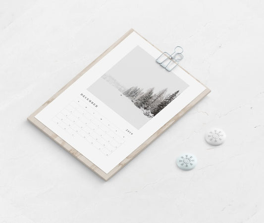 Free Wooden Board With Calendar On Table Psd