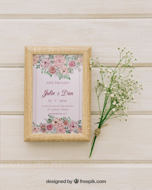 Free Wooden Frame And Bouquet Of Flowers Psd