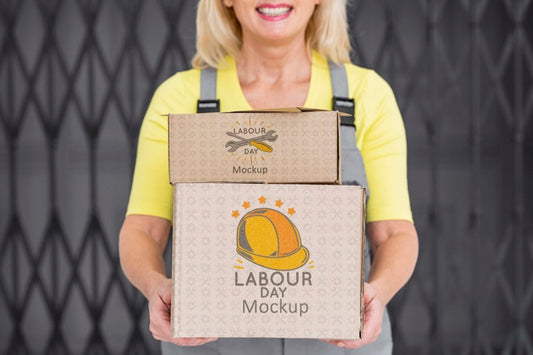 Free Worker Woman Holding Mock-Up Boxes Psd