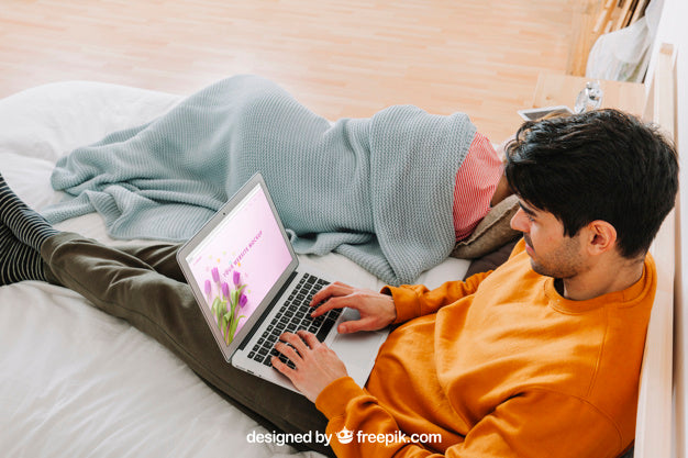 Free Young Couple With Laptop In Bed Psd