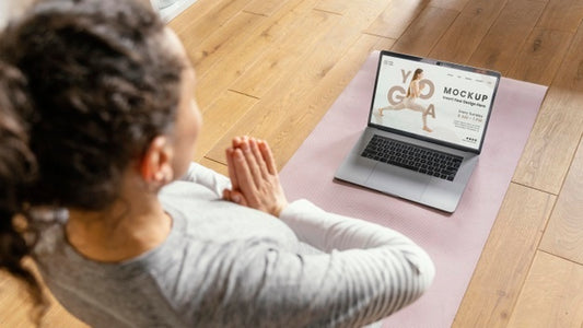 Free Young Woman At Home Doing Yoga With Laptop Psd