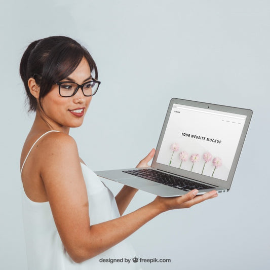 Free Young Woman With Laptop'S Mock Up Psd